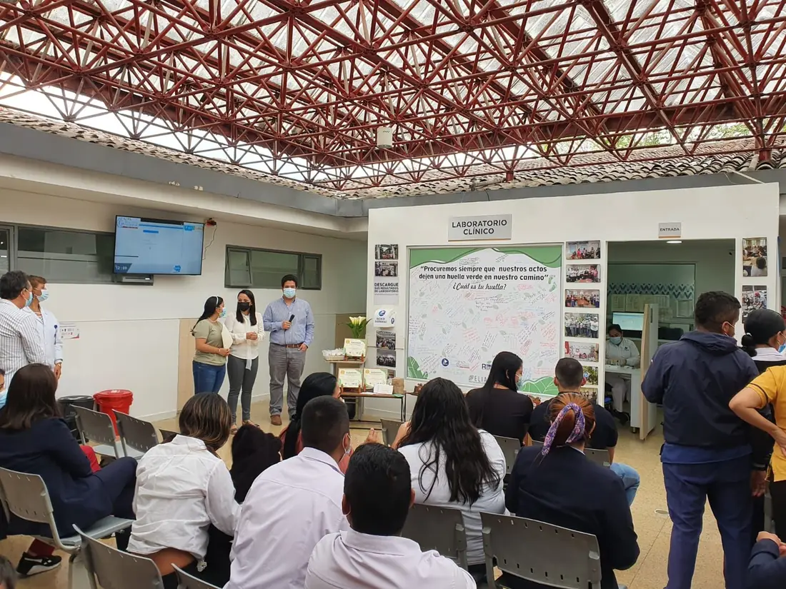 Sesión de capacitación en gestión de residuos con personal de salud